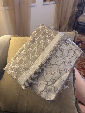 Gucci Two-Tone GG Logo Scarf in Beige and Taupe